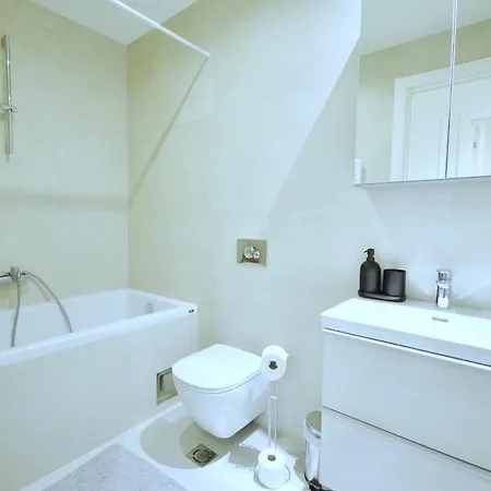 Waterfront - Steps To Galerija Shopping Mall Apartmán