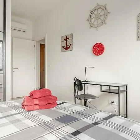 Waterfront - Steps To Galleria! Apartment