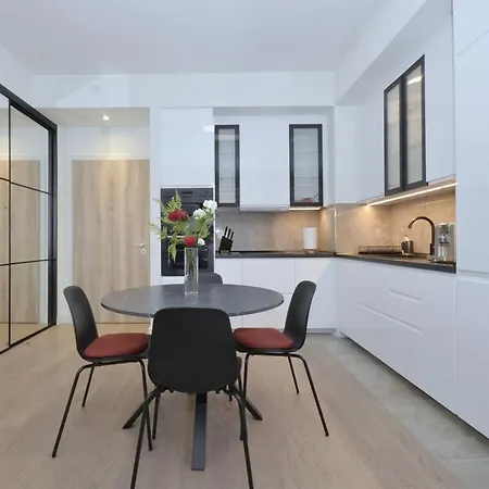 Waterfront - Steps To Galerija Shopping Mall Daire