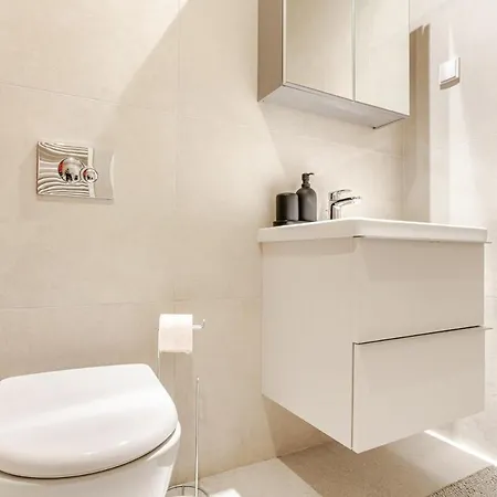 Waterfront - Steps To Galerija Shopping Mall Daire